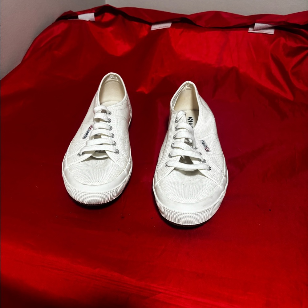 Saucony White Canvas Low-Top Sneakers with Subtle Branding
